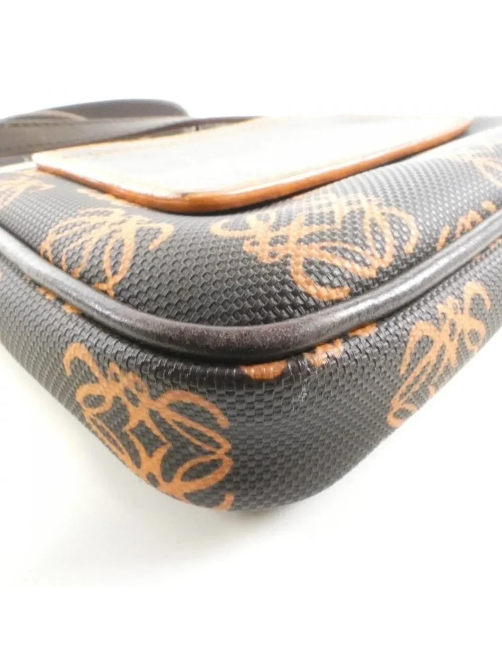 Loewe 104 80 204 Shoulder